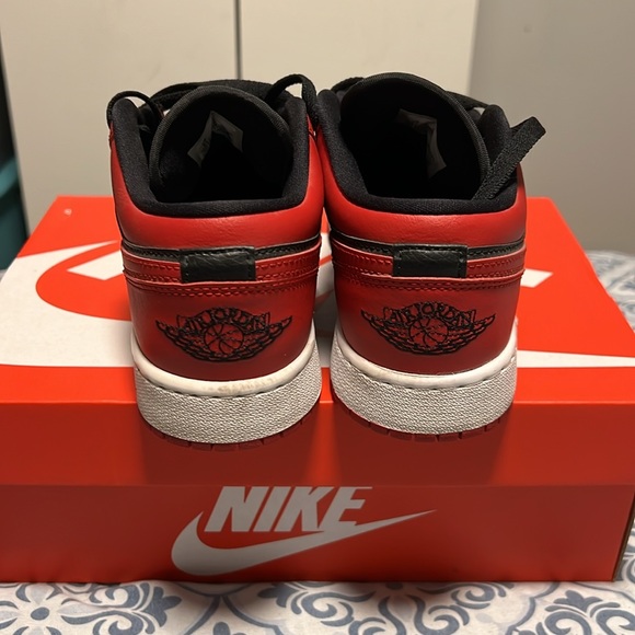 Air Jordan 1 Low - Picture 2 of 5